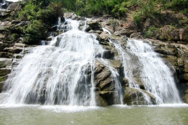 Şelalelerin ve kayalıkların manzarası
