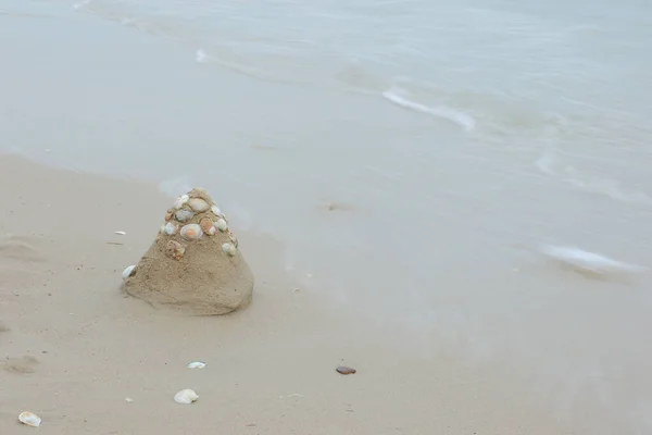 Dalgalı deniz suyuyla kumsal Yavaş çekim