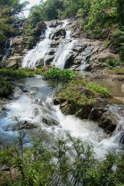 Uitzicht Watervallen Rotsachtige Kliffen — Stockfoto