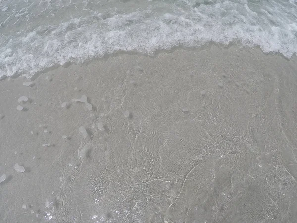 砂浜と澄んだ水のビーチ — ストック写真