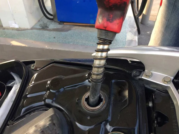 Zatankowanie Stacji Benzynowej Zbliżenie Wypełnienie Tankowania Benzyną Stacji — Zdjęcie stockowe