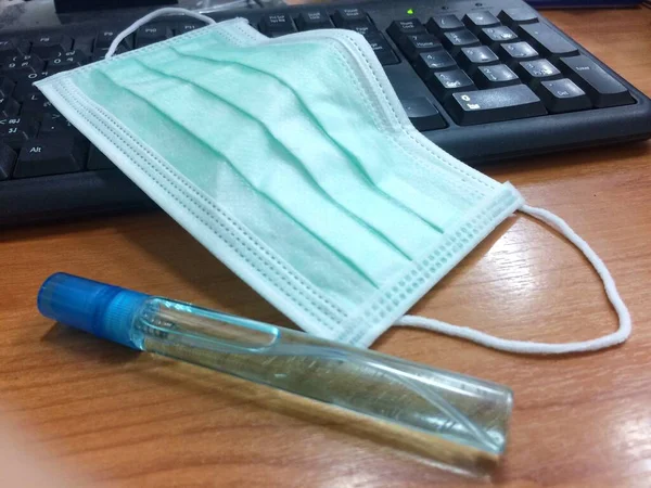 Çalışırken kullanılacak temizlik enjeksiyonları için şişe içinde maske ve alkol.