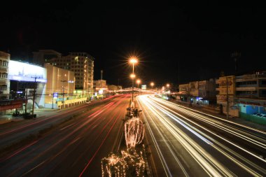 Her gece Ayutthaya 'ya gelen ve giden Rojana Yolu.
