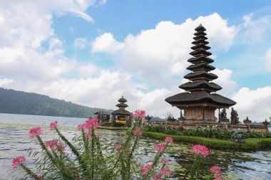 Pura Ulun Danu tapınağı Bali Endonezya 'daki Beratan gölünde