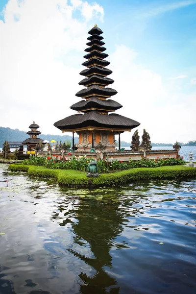 印度尼西亚巴厘岛Beratan湖上的Pura Ulun Danu寺庙 — 图库照片