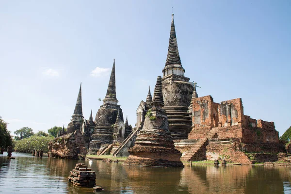 Su baskını sırasında Ayutthaya Tarihi Parkı Tayland 'daki Wat Phra Sri Santhe