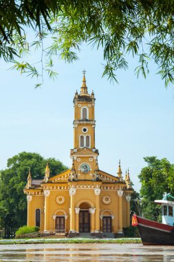 Kiliseler, Ayutthaya Tayland 'ın Chao Phraya Nehri kıyısında yer alır.