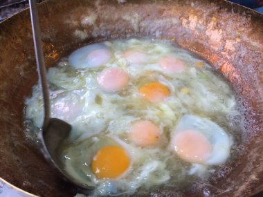 Şamandıra köftesi yapmak için tencerede bulunan Bualoi yumurtası adında bir Tayland tatlısı..