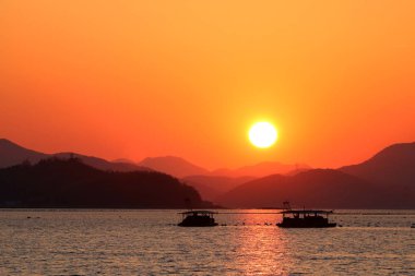 Denizin üzerinde güzel bir gün batımı