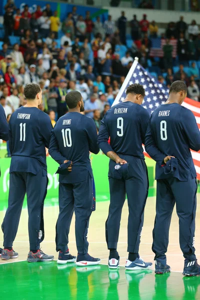 チーム Usa とリオ 2016 年のオーストラリアのグループ A バスケット ボール試合前にアメリカ合衆国国歌の中に eam — ストック写真