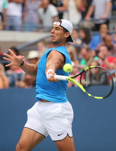 El campeón de Grand Slam Rafael Nadal de España en la práctica para el Abierto de EEUU 2016 en el Billie Jean King National Tennis Center — Foto de Stock