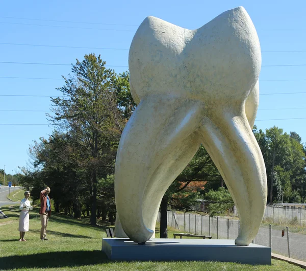 Sculptură dentară de artistul Seward Johnson în Hamilton, NJ — Fotografie, imagine de stoc