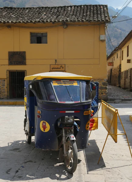 ペルーの聖なる谷オリャンタイタンボの通りの自動人力車 — ストック写真
