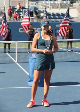 Bize açık 2016 kızlar gençler şampiyonu Amerika Birleşik Devletleri Kayla günü kupa sunum sırasında 