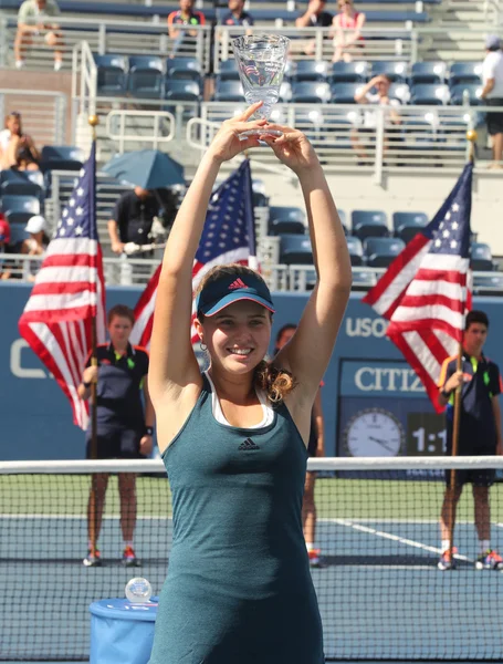 US Open 2016 ragazze junior campione Kayla Day degli Stati Uniti durante la presentazione del trofeo — Foto Stock