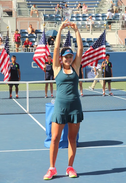 US Open 2016 lányok junior bajnok Kayla napján Egyesült Államok trófea bemutató alatt — Stock Fotó