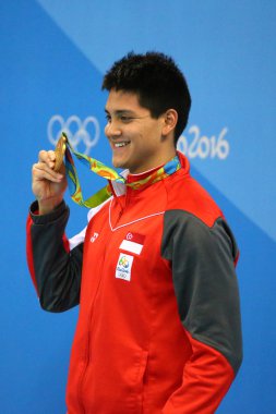 Olimpiyat Şampiyonu Joseph okullaşma Singapur sonra Erkekler 100m kelebek Rio 2016 Olimpiyatları madalya töreni sırasında
