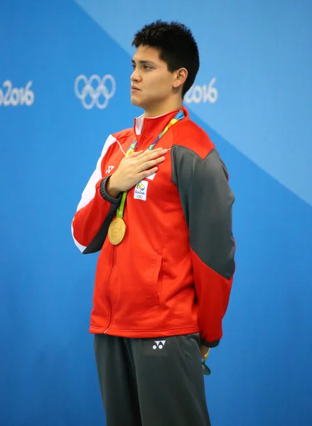 Olympic Champion Joseph Schooling of Singapore during medal ceremony after Men's 100m butterfly of the Rio 2016 Olympics — Stock Photo, Image