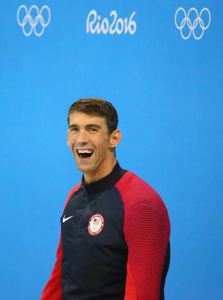 Michael Phelps de Estados Unidos durante la ceremonia de medalla después de 100m mariposa de los hombres de los Juegos Olímpicos de Río 2016 — Foto de Stock