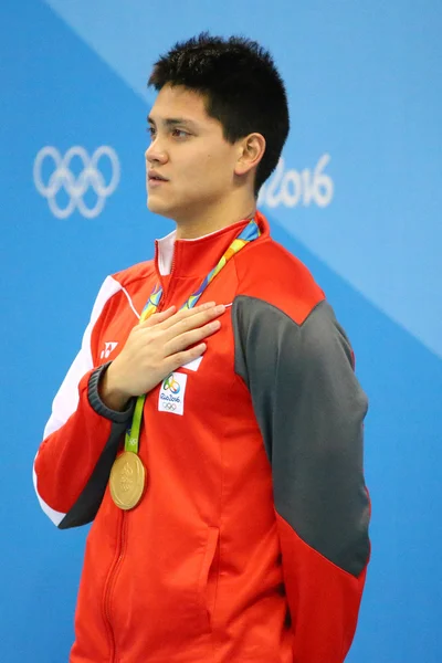 Olympic Champion Joseph Schooling of Singapore during medal ceremony after Men's 100m butterfly of the Rio 2016 Olympics — Stock Photo, Image