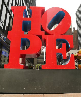 Robert Indiana Midtown Manhattan'ın heykelini umut. 