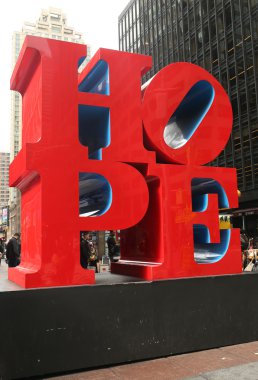 Robert Indiana Midtown Manhattan'ın heykelini umut. 