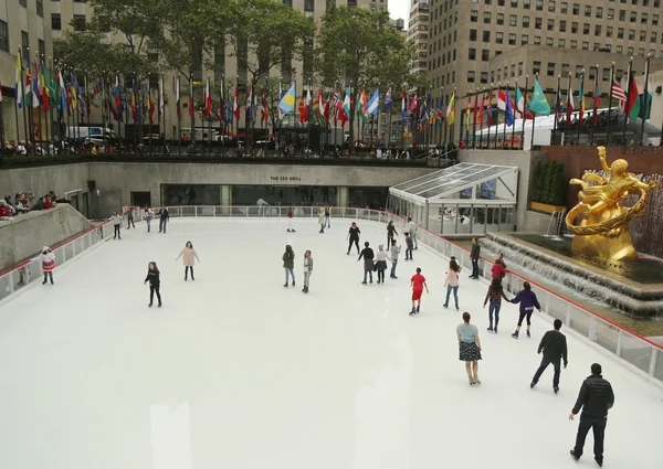 Lower Plaza del Rockefeller Center con pista di pattinaggio nel centro di Manhattan — Foto Stock