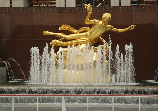 Standbeeld van prometheus op het lagere plaza van rockefeller center in midtown manhattan — Stockfoto