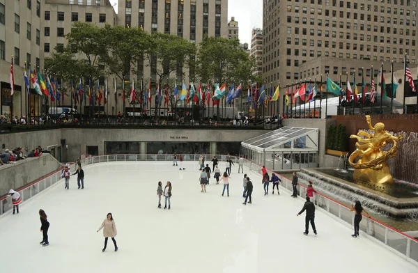 Lagere Plaza van Rockefeller Center met ijsbaan in Midtown Manhattan — Stockfoto