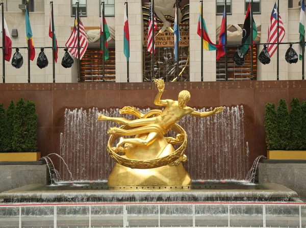 Standbeeld van prometheus op het lagere plaza van rockefeller center in midtown manhattan — Stockfoto