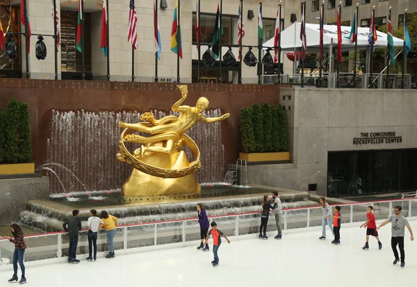 Lower Plaza of Rockefeller Center com pista de patinação no gelo em Midtown Manhattan — Fotografia de Stock