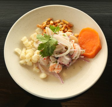 Popüler ceviche çanak Perulu restoranda.
