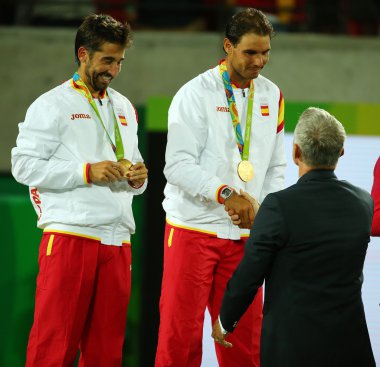 Olimpiyat şampiyonu Mark Lopez (L) ve İspanya'dan Rafael Nadal, Rio 2016'nın erkekler çiftler finalinde kazandığı zaferin ardından madalya töreninde 