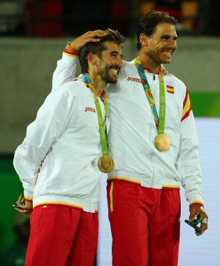 Olimpiyat şampiyonu Mark Lopez (L) ve İspanya'dan Rafael Nadal, Rio 2016'nın erkekler çiftler finalinde kazandığı zaferin ardından madalya töreninde 