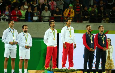  Tean Romanya (L) , takım İspanya Mark Lopez ve Rafael Nadal İspanya ve Takım ABD madalya töreni sırasında Rio 2016 erkekler çiftler finalinden sonra