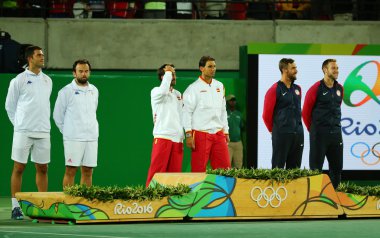  Tean Romanya (L) , takım İspanya Mark Lopez ve Rafael Nadal İspanya ve Takım ABD madalya töreni sırasında Rio 2016 erkekler çiftler finalinden sonra
