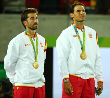 Olimpiyat şampiyonu Mark Lopez (L) ve İspanya'dan Rafael Nadal, Rio 2016'nın erkekler çiftler finalinde kazandığı zaferin ardından madalya töreninde 