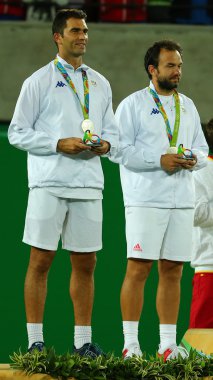  Gümüş madalyalı Horia Tecau (L) ve Florin Mergea Romanya'da düzenlenen Rio 2016 çiftler finalinin ardından madalya töreninde 