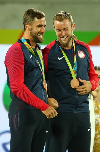 Medallistas de bronce Steve Johnson (L) y Jack Sock de Estados Unidos durante la ceremonia de medalla después de la final de dobles masculinos del Río 2016 — Foto de Stock