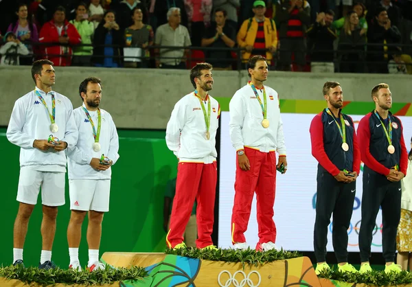 Tean Romania (L), lag Spania Mark Lopez og Rafael Nadal av Spania og Team USA under medaljeseremonien etter mennenes dobbelfinale i Rio 2016 – stockfoto