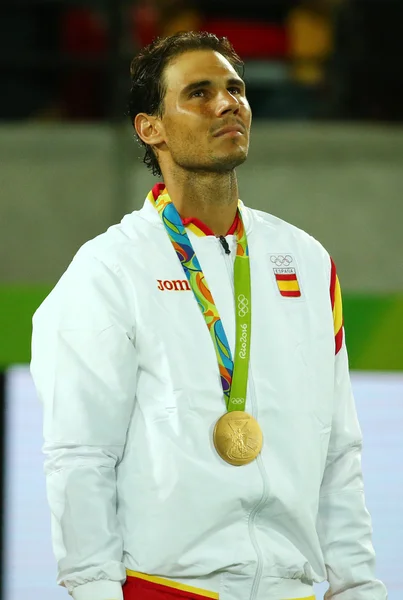 Campeón Olímpico Rafael Nadal de España durante la ceremonia de medalla después de la victoria en los dobles masculinos de la final de los Juegos Olímpicos de Río 2016 — Foto de Stock