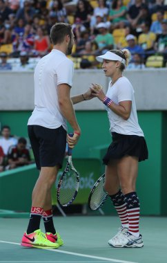 Olimpiyat şampiyonu Jack Sock (L) ve Abd'li Bethanie Mattek-Sands, Rio 2016 Olimpiyatları'nın karışık çiftler finalinde