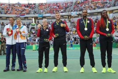 Takım Çek (L), takım Abd Mattek-Sands ve Çorap ve Takım Usa Ram V.Williams tenis karışık çiftler finalsonra madalya töreni sırasında 