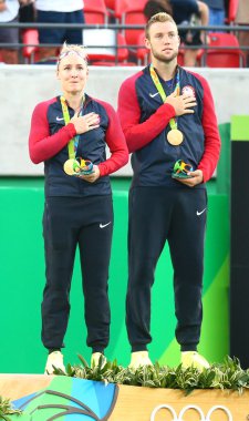 Olimpiyat şampiyonları Bethanie Mattek-Sands (L) ve Abd'li Jack Sock, Rio 2016 Olimpiyatları'nın karışık çiftler finalinde zafere ulaştıktan sonra madalya töreninde