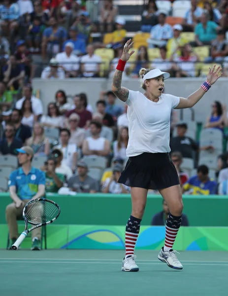 Mistrz olimpijski Bethanie Mattek-Sands Stanów Zjednoczonych obchodzi zwycięstwo po mieszanych debat finał Rio 2016 Olimpiady — Zdjęcie stockowe