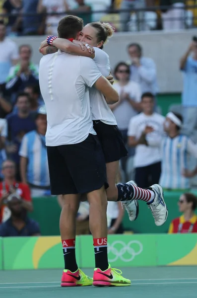 Los campeones olímpicos Jack Sock (L) y Bethanie Mattek-Sands de Estados Unidos celebran la victoria después de la final de dobles mixtos de los Juegos Olímpicos de Río 2016 — Foto de Stock