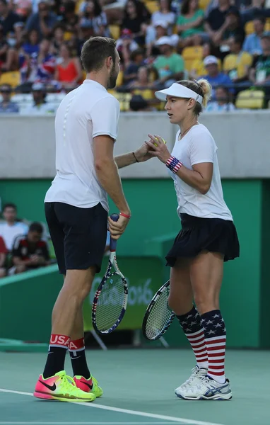 Les champions olympiques Jack Sock (L) et Bethanie Mattek-Sands des États-Unis en action lors de la finale de doubles mixtes des Jeux olympiques de Rio 2016 — Photo