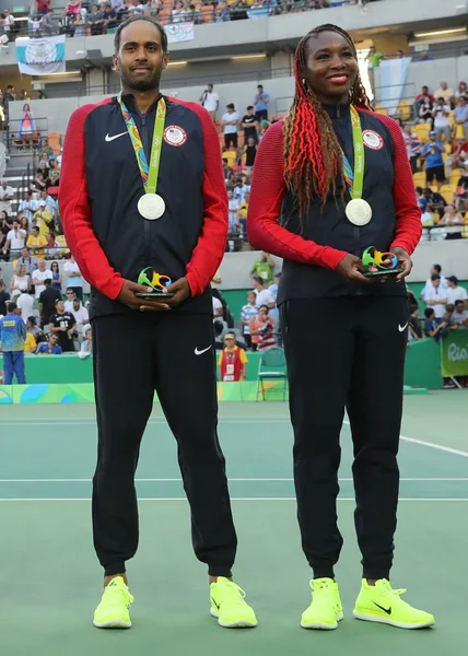Medallistas de plata Rajeev Ram (L) y Venus Williams de Estados Unidos durante la ceremonia de medalla después de la final de dobles mixtos del Río 2016 — Foto de Stock
