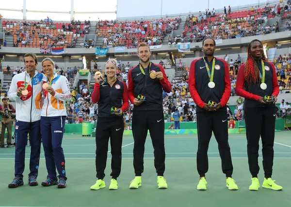 Équipe tchèque (L), équipe américaine Mattek-Sands et Sock et équipe américaine Ram V.Williams lors de la cérémonie de remise des médailles après la finale de doubles mixtes de tennis — Photo