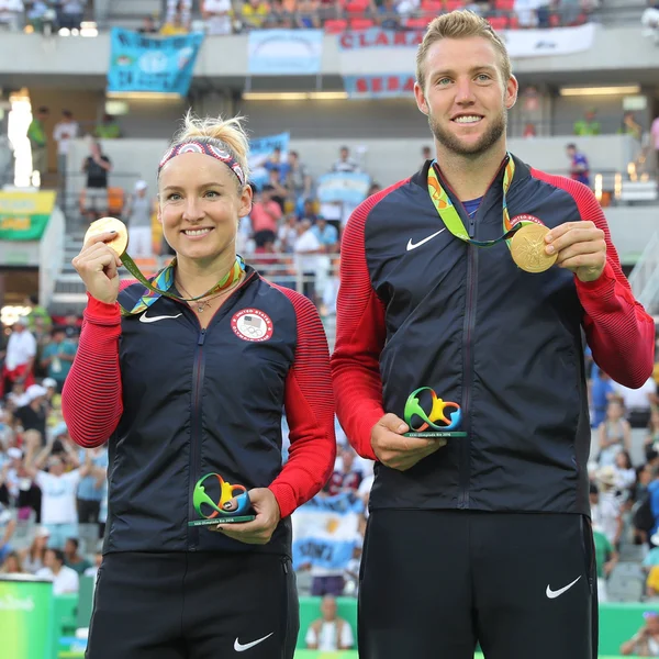 Les championnes olympiques Bethanie Mattek-Sands (L) et Jack Sock, des États-Unis, lors de la cérémonie de remise des médailles après la victoire en double mixte aux Jeux olympiques de Rio 2016 — Photo